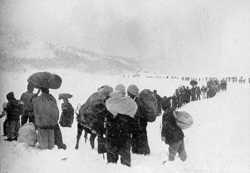 En dirección contraria: desarmar la economía, desarmar la sociedad Refugees in the snow, Korea, 1950 | Perspectivas anómalas